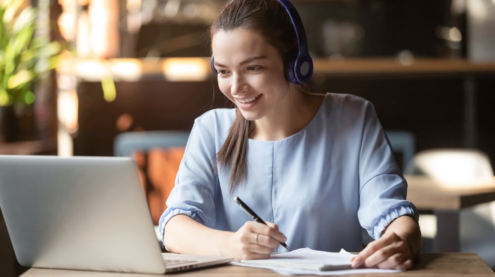 Mujer realizando onboarding online