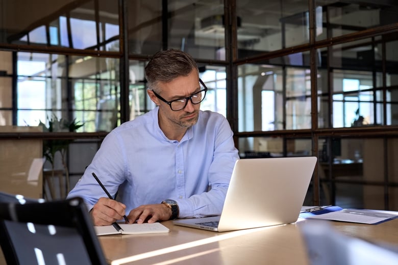 hombre en solución de formación integral